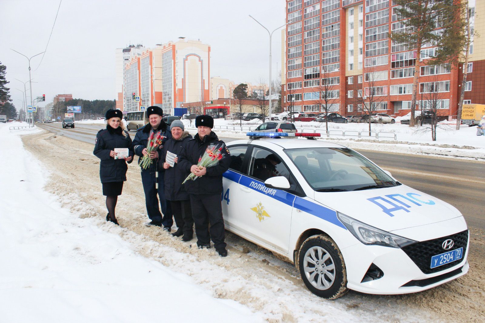 Полицейские и общественники поздравили жительниц Северска с наступающим  Международным женским днем | 07.03.2024 | Северск - БезФормата